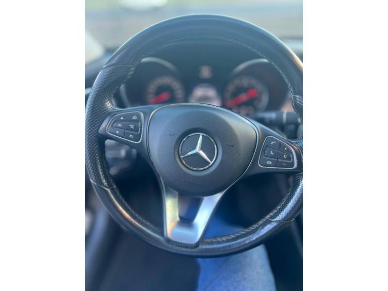 MERCEDES-BENZ - C 180 - 2016/2016 - Preta - R$ 110.000,00