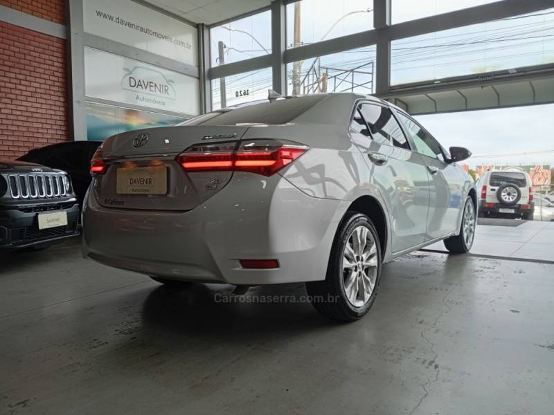TOYOTA - COROLLA - 2017/2018 - Prata - R$ 106.900,00
