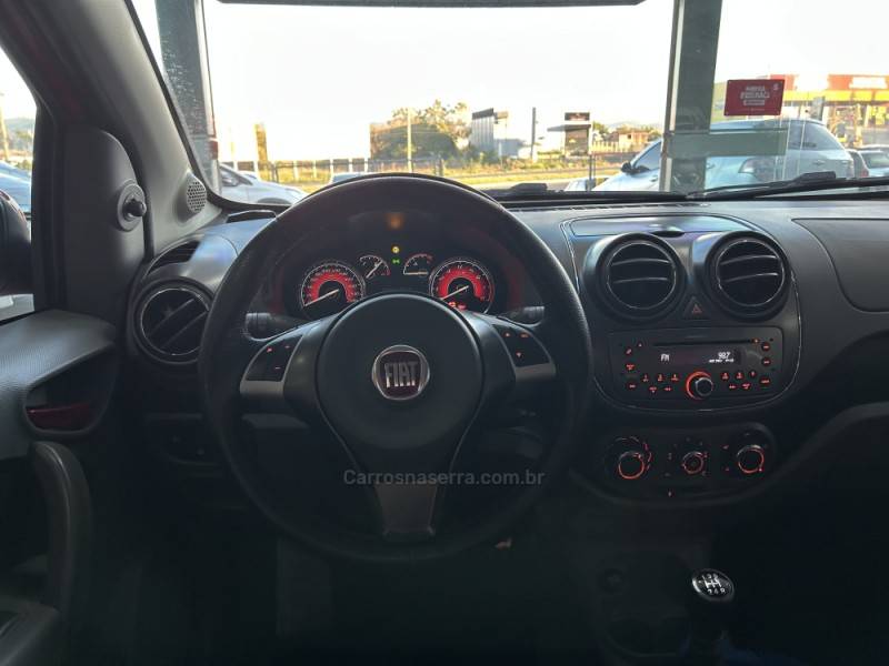 FIAT - PALIO - 2014/2015 - Vermelha - R$ 46.900,00