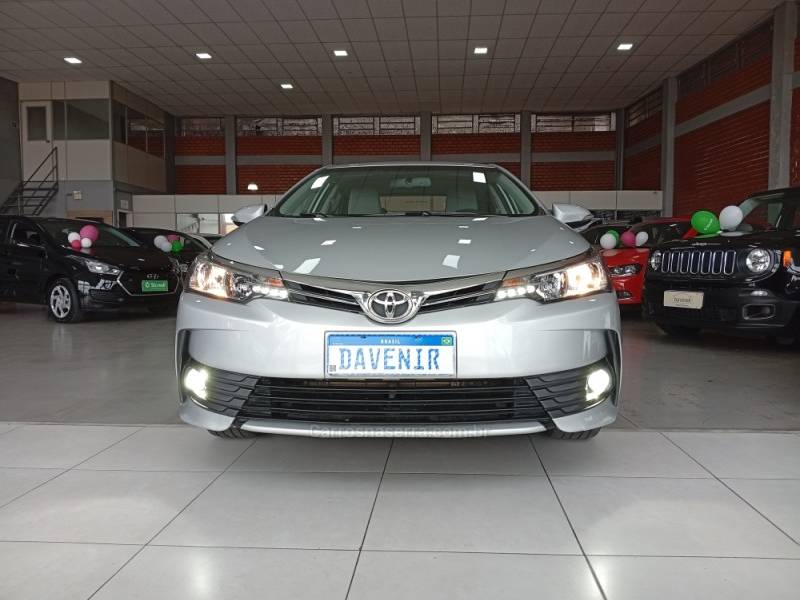 TOYOTA - COROLLA - 2017/2018 - Prata - R$ 106.900,00