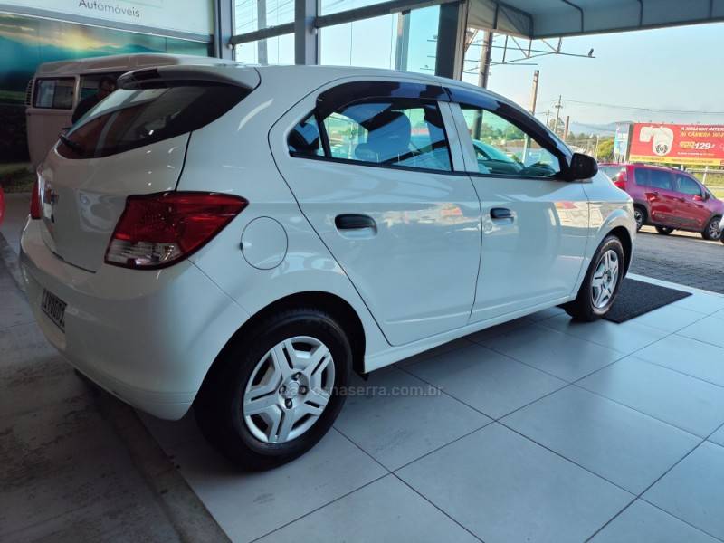 CHEVROLET - ONIX - 2018/2018 - Branca - R$ 49.900,00