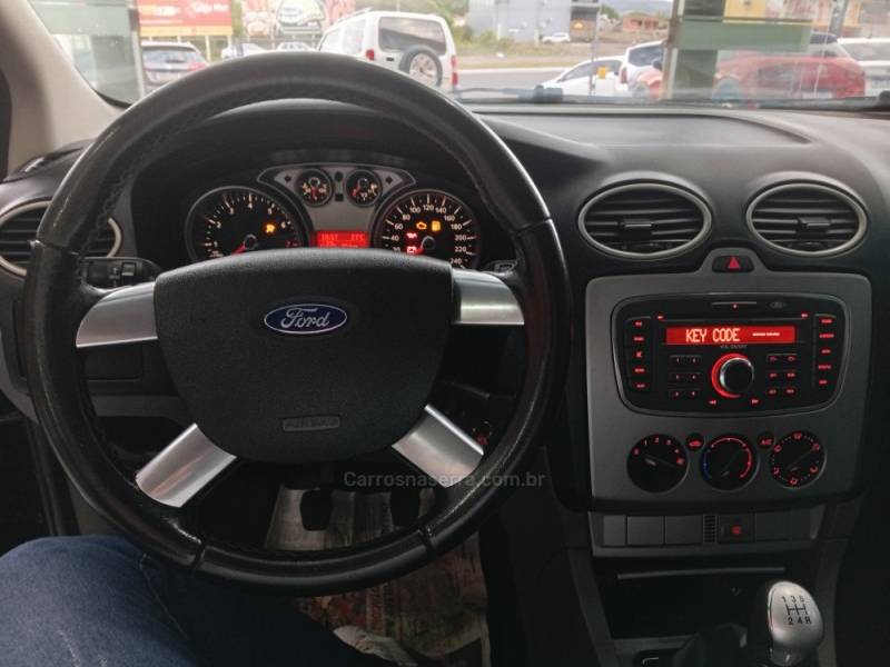 FORD - FOCUS - 2011/2012 - Preta - R$ 35.900,00