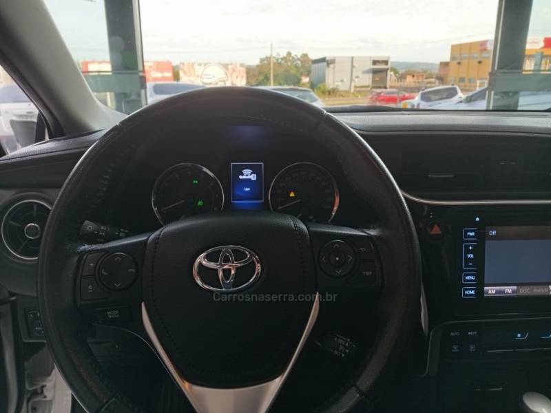 TOYOTA - COROLLA - 2017/2018 - Branca - R$ 106.900,00