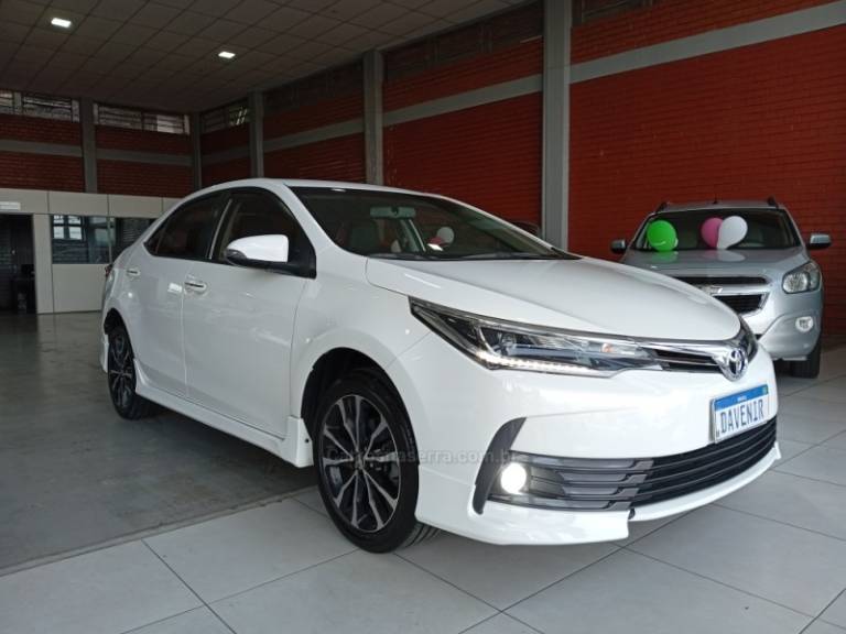 TOYOTA - COROLLA - 2017/2018 - Branca - R$ 106.900,00