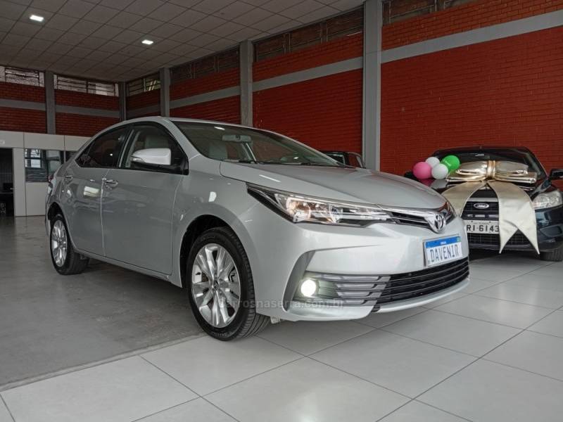 TOYOTA - COROLLA - 2017/2018 - Prata - R$ 106.900,00