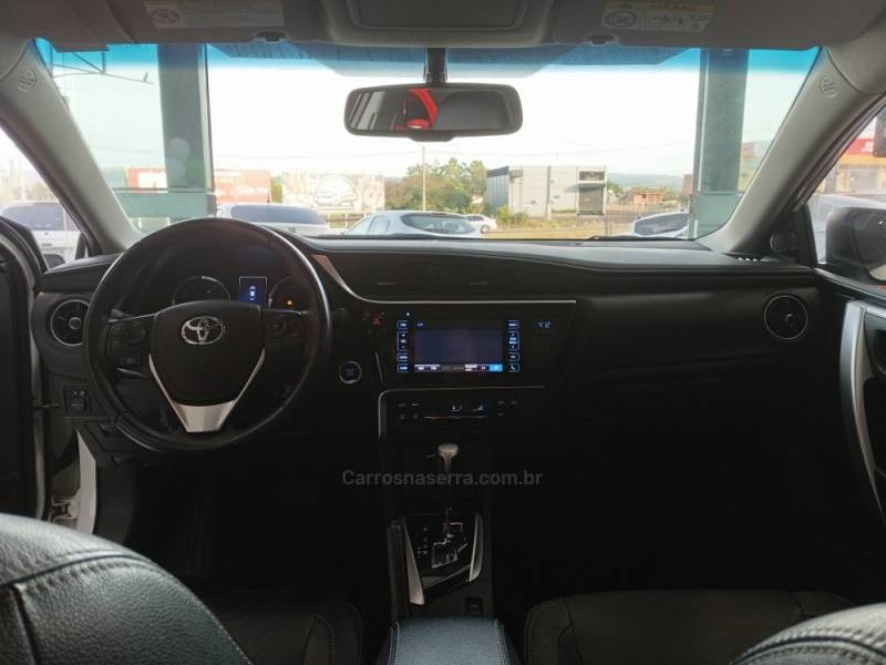 TOYOTA - COROLLA - 2017/2018 - Branca - R$ 106.900,00