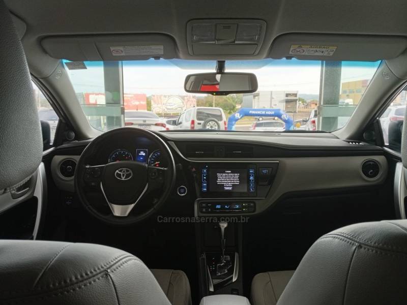 TOYOTA - COROLLA - 2017/2018 - Prata - R$ 106.900,00