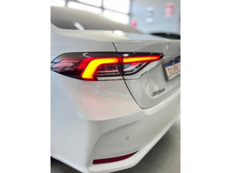 TOYOTA - COROLLA - 2022/2023 - Branca - R$ 149.900,00