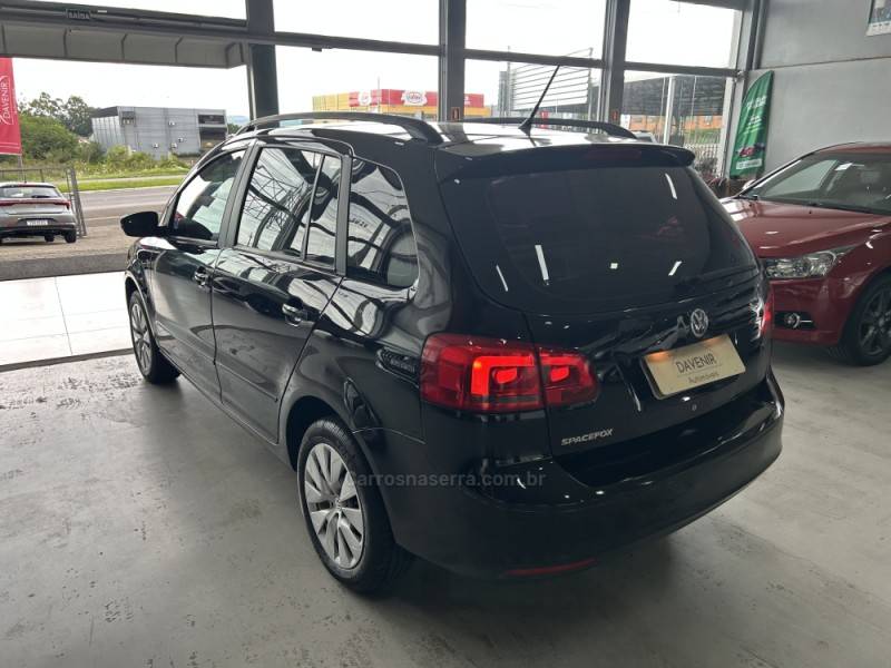 VOLKSWAGEN - SPACEFOX - 2010/2011 - Preta - R$ 39.900,00