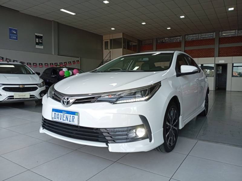 TOYOTA - COROLLA - 2017/2018 - Branca - R$ 106.900,00