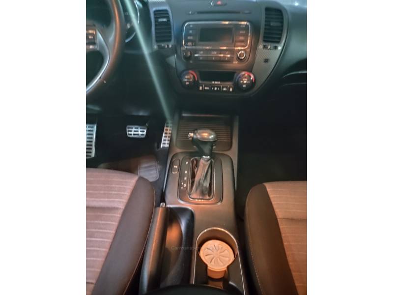 KIA MOTORS - CERATO - 2013/2014 - Vermelha - R$ 64.900,00