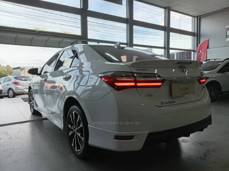 TOYOTA - COROLLA - 2017/2018 - Branca - R$ 106.900,00
