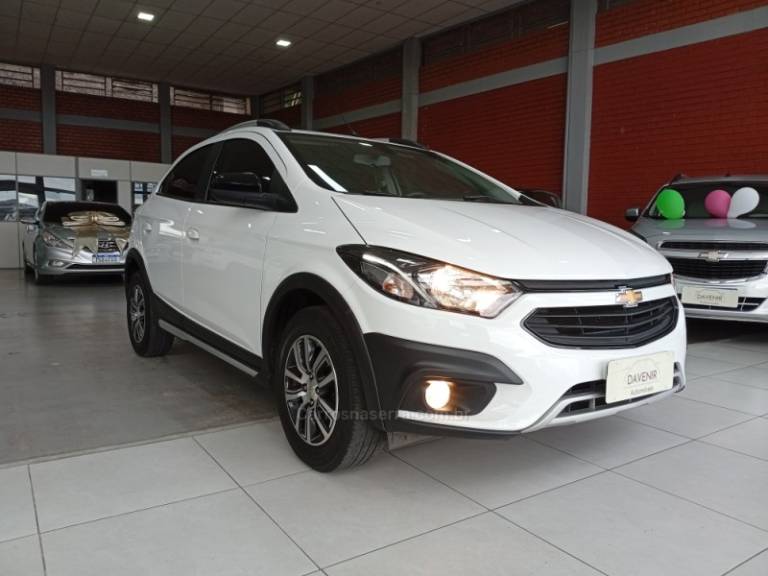 CHEVROLET - ONIX - 2017/2018 - Branca - R$ 72.900,00