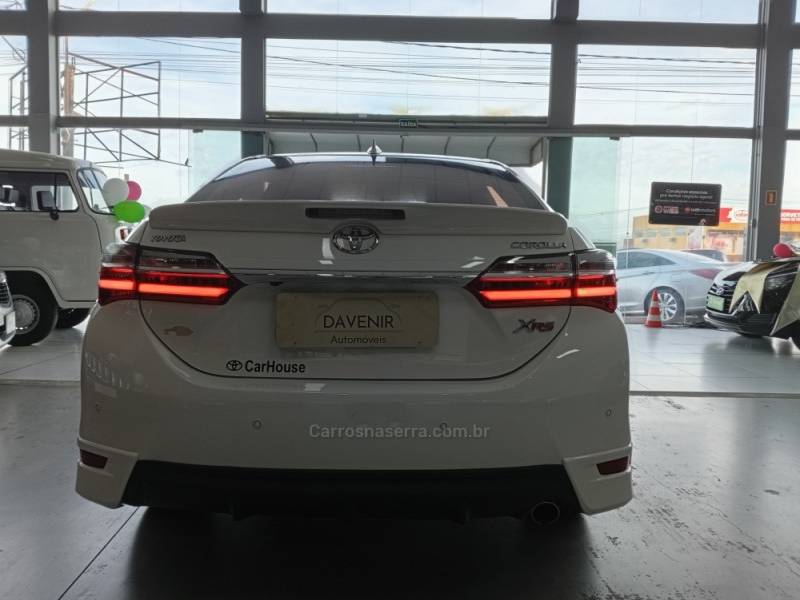 TOYOTA - COROLLA - 2017/2018 - Branca - R$ 106.900,00
