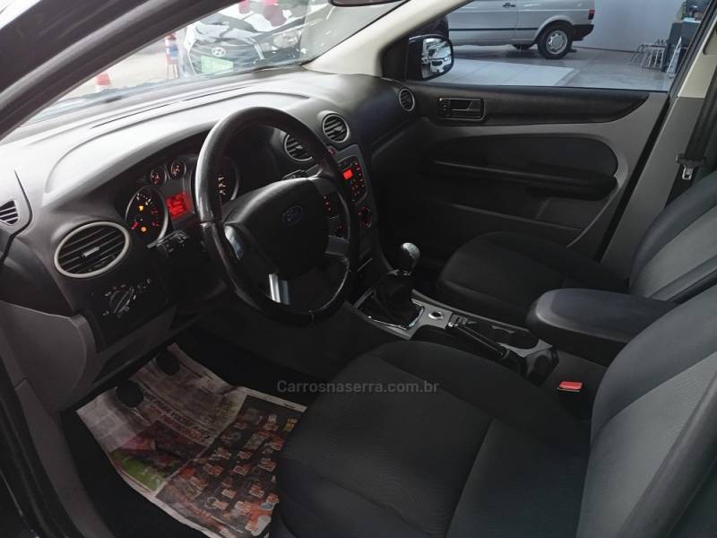 FORD - FOCUS - 2011/2012 - Preta - R$ 35.900,00