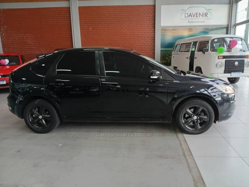 FORD - FOCUS - 2011/2012 - Preta - R$ 35.900,00