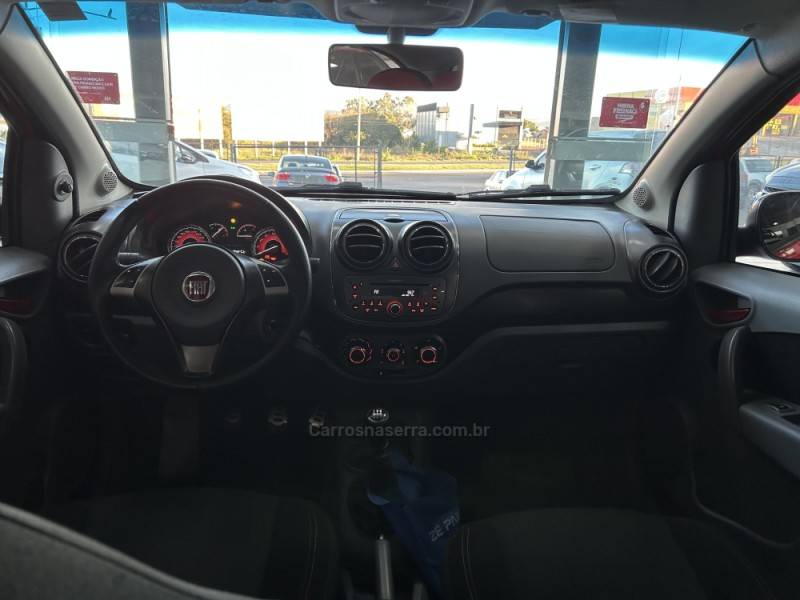FIAT - PALIO - 2014/2015 - Vermelha - R$ 46.900,00