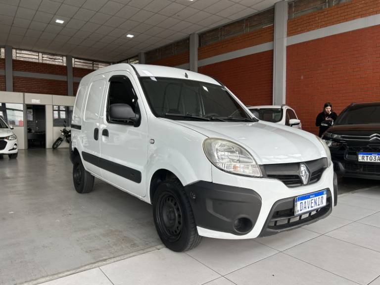 RENAULT - KANGOO - 2016/2017 - Branca - R$ 54.900,00