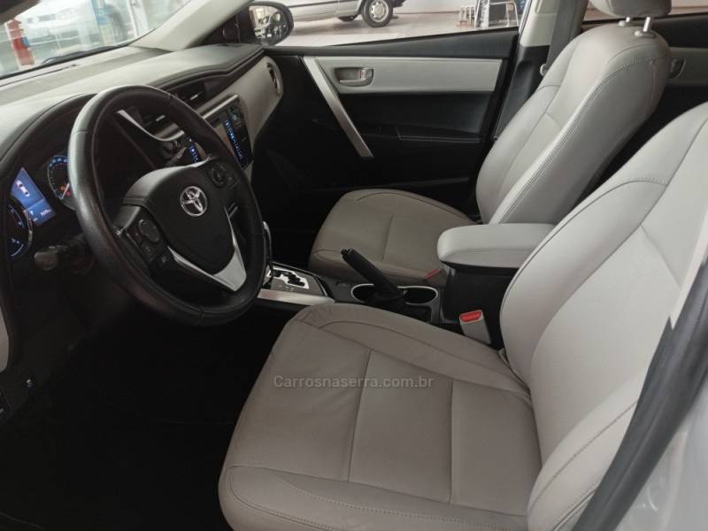 TOYOTA - COROLLA - 2017/2018 - Prata - R$ 106.900,00
