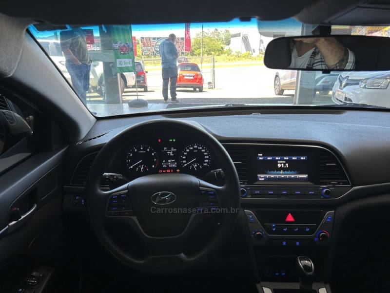 HYUNDAI - ELANTRA - 2017/2018 - Branca - R$ 86.900,00