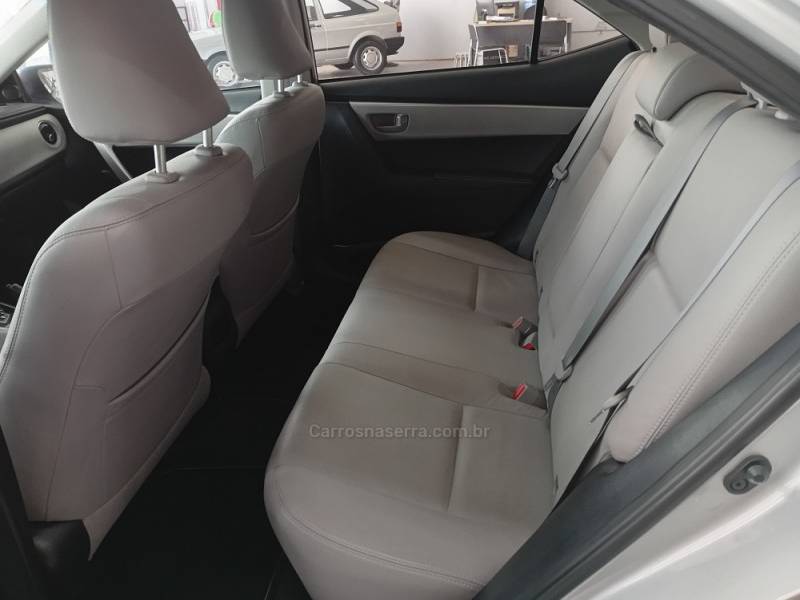 TOYOTA - COROLLA - 2017/2018 - Prata - R$ 106.900,00