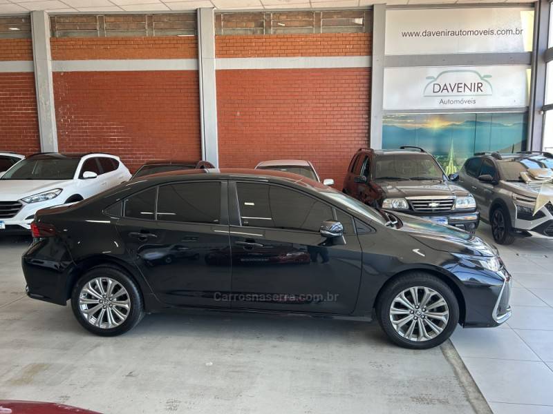 TOYOTA - COROLLA - 2022/2023 - Preta - R$ 134.900,00