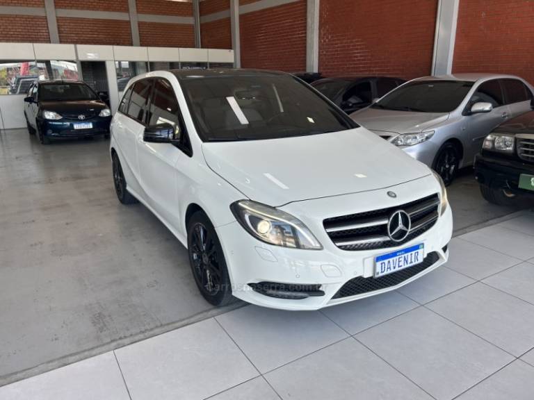 MERCEDES-BENZ - B 200 - 2012/2013 - Branca - Sob Consulta