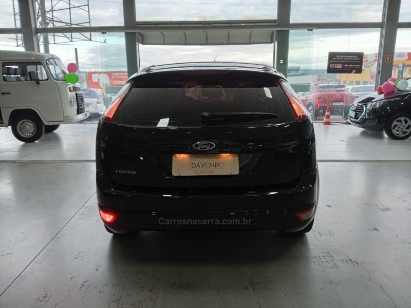 FORD - FOCUS - 2011/2012 - Preta - R$ 35.900,00