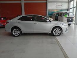 TOYOTA - COROLLA - 2017/2018 - Prata - R$ 106.900,00