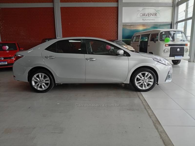 TOYOTA - COROLLA - 2017/2018 - Prata - R$ 106.900,00