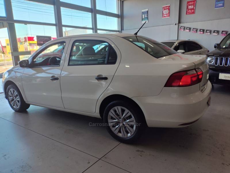 VOLKSWAGEN - VOYAGE - 2022/2023 - Branca - R$ 64.900,00