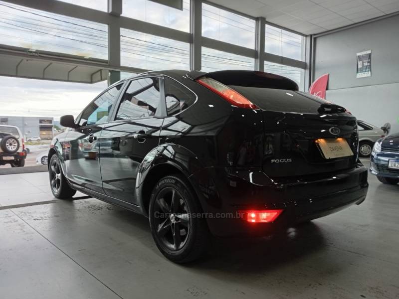 FORD - FOCUS - 2011/2012 - Preta - R$ 35.900,00