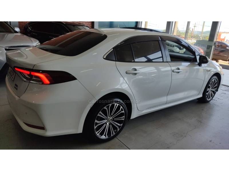 TOYOTA - COROLLA - 2022/2023 - Branca - R$ 149.900,00