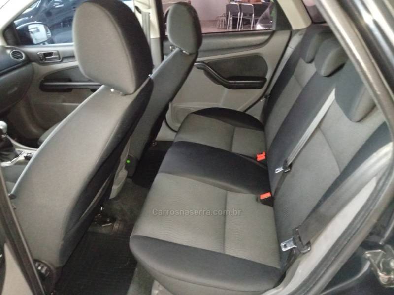 FORD - FOCUS - 2011/2012 - Preta - R$ 35.900,00