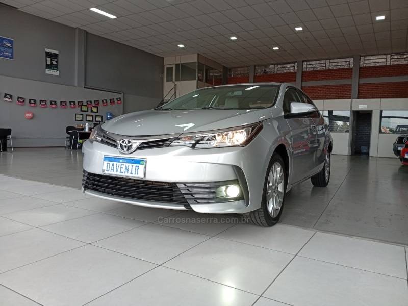 TOYOTA - COROLLA - 2017/2018 - Prata - R$ 106.900,00