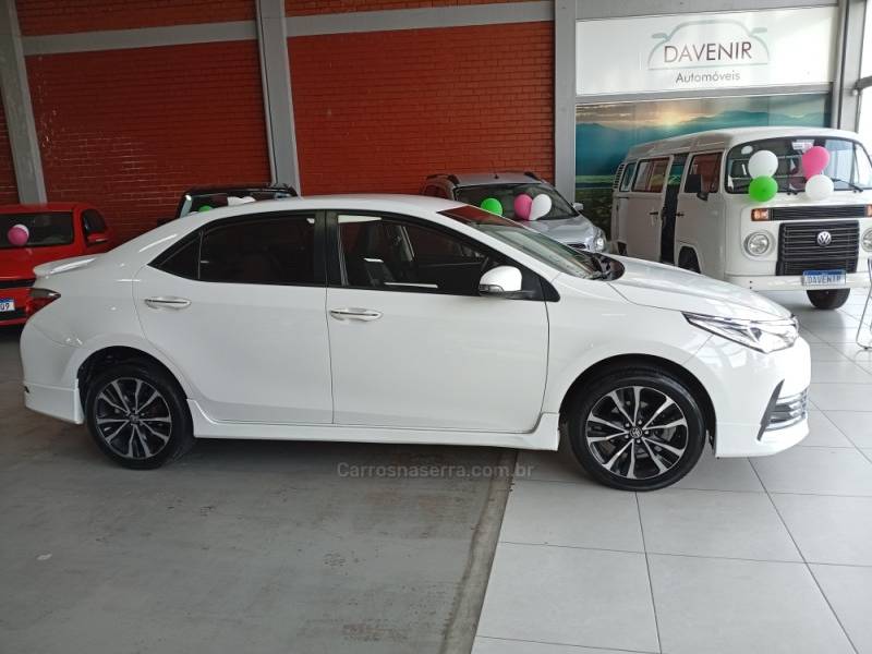 TOYOTA - COROLLA - 2017/2018 - Branca - R$ 106.900,00