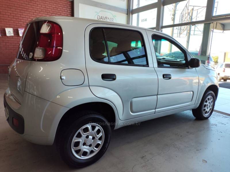 FIAT - UNO - 2014/2015 - Prata - R$ 28.900,00