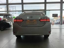TOYOTA - COROLLA - 2017/2018 - Prata - R$ 106.900,00