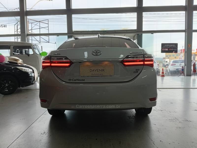 TOYOTA - COROLLA - 2017/2018 - Prata - R$ 106.900,00