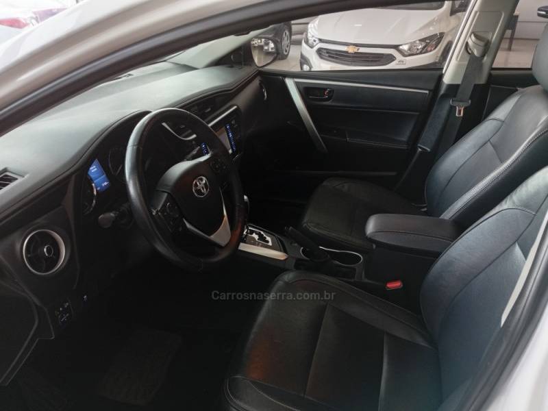 TOYOTA - COROLLA - 2017/2018 - Branca - R$ 106.900,00