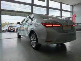 TOYOTA - COROLLA - 2017/2018 - Prata - R$ 106.900,00
