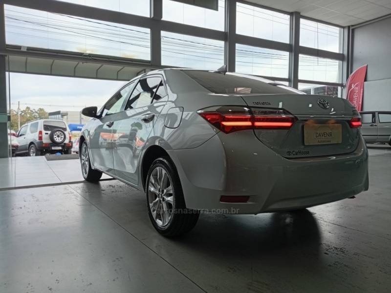 TOYOTA - COROLLA - 2017/2018 - Prata - R$ 106.900,00