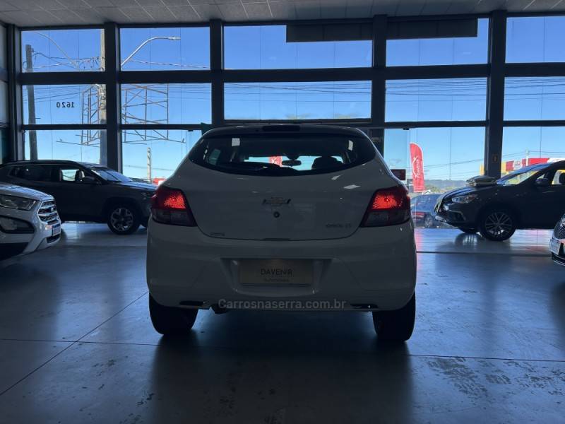 CHEVROLET - ONIX - 2015/2015 - Branca - R$ 48.900,00