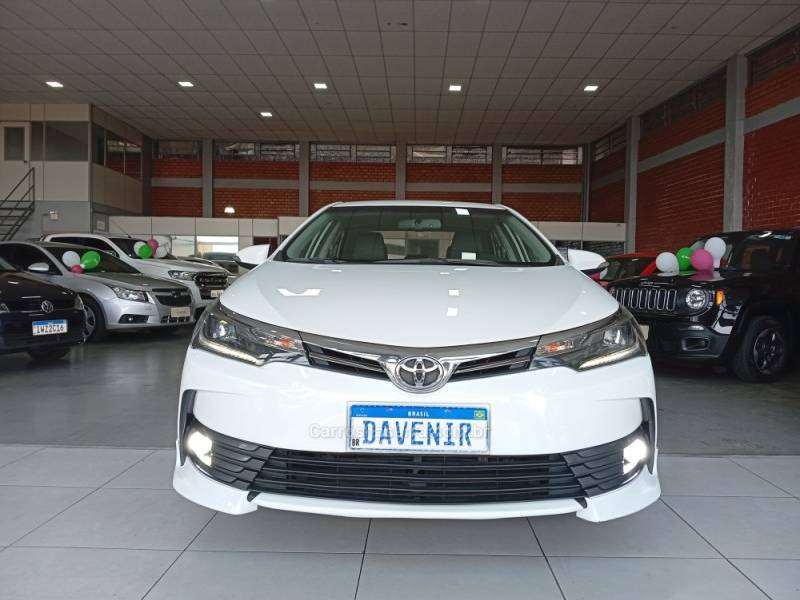 TOYOTA - COROLLA - 2017/2018 - Branca - R$ 106.900,00