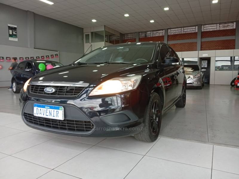 FORD - FOCUS - 2011/2012 - Preta - R$ 35.900,00