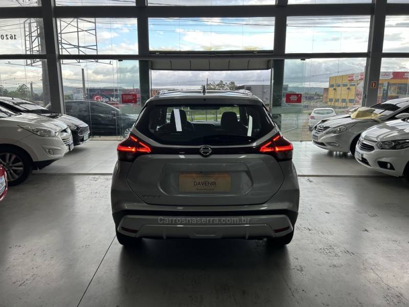 NISSAN - KICKS - 2022/2022 - Prata - R$ 99.900,00