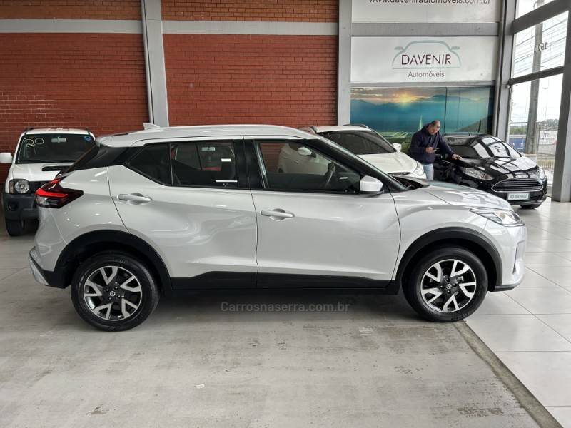 NISSAN - KICKS - 2022/2022 - Prata - R$ 99.900,00