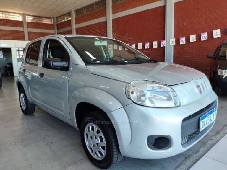 FIAT - UNO - 2014/2015 - Prata - R$ 28.900,00