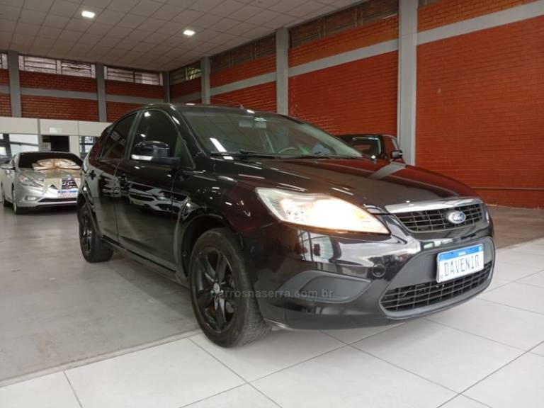 FORD - FOCUS - 2011/2012 - Preta - R$ 35.900,00