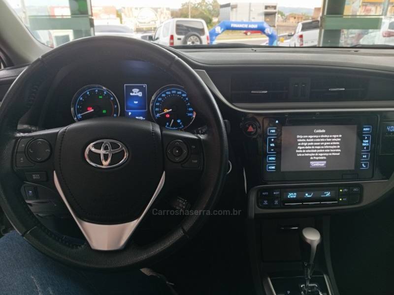 TOYOTA - COROLLA - 2017/2018 - Prata - R$ 106.900,00